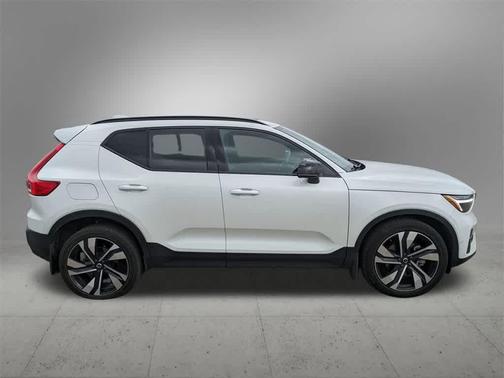 2023 Volvo XC40 B5 Plus Dark Theme