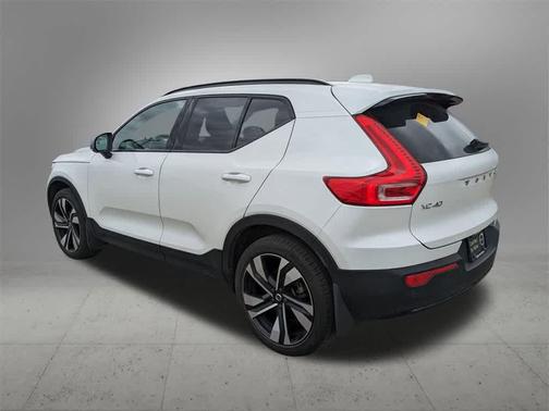 2023 Volvo XC40 B5 Plus Dark Theme