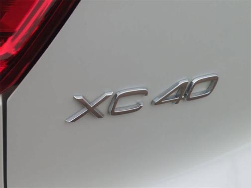 2023 Volvo XC40 B5 Plus Dark Theme
