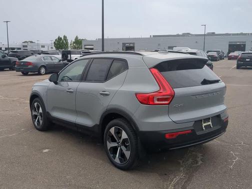 Vapour Grey Metallic 2026 Volvo XC40 Plus, B5 AWD Gas (mild hybrid), Dark