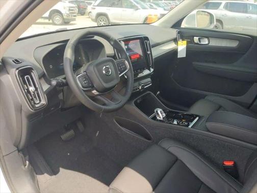 2025 Volvo XC40 B5 Plus Bright Theme