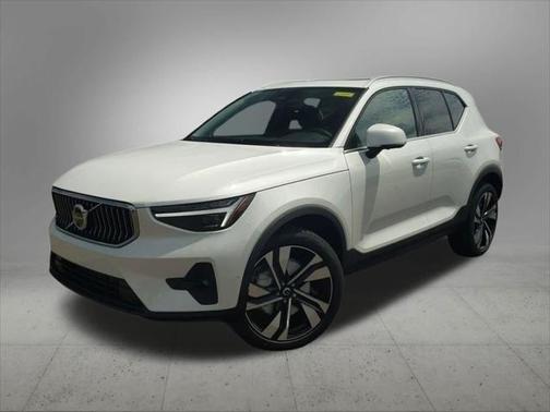 2025 Volvo XC40 B5 Plus Bright Theme