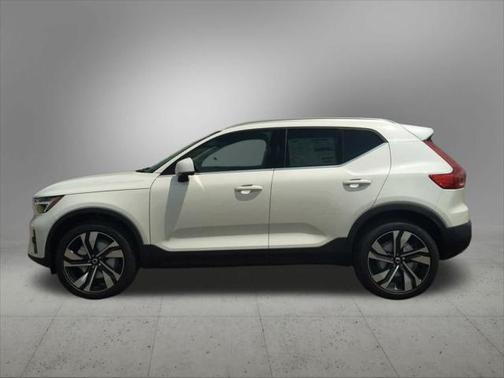 2025 Volvo XC40 B5 Plus Bright Theme