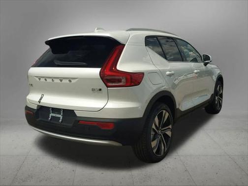 2025 Volvo XC40 B5 Plus Bright Theme