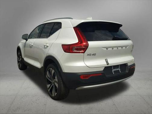 2025 Volvo XC40 B5 Plus Bright Theme