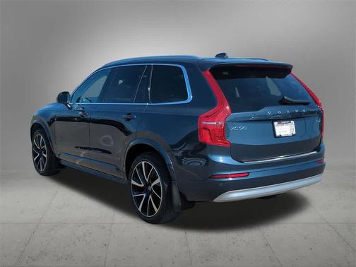 2022 Volvo XC90 T6 Momentum