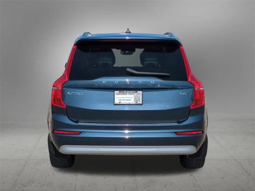 2022 Volvo XC90 T6 Momentum