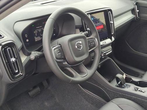 2025 Volvo XC40 B5 Core Bright Theme