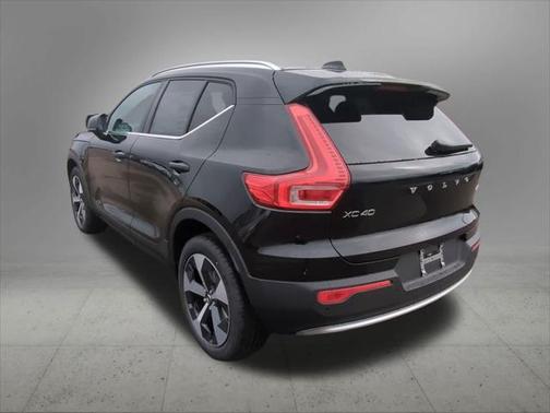 2025 Volvo XC40 B5 Core Bright Theme