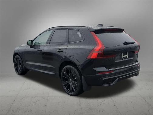 2026 Volvo XC60 B5 Ultra Black Edition