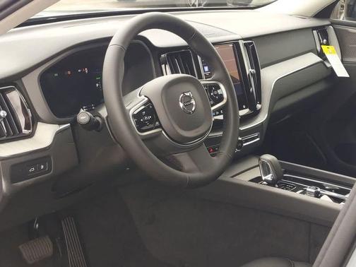 2025 Volvo XC60 Plug-In Hybrid T8 Plus