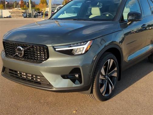 2026 Volvo XC40 B5 Plus