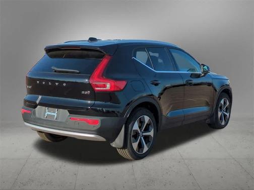 2025 Volvo XC40 B5 Core Bright Theme