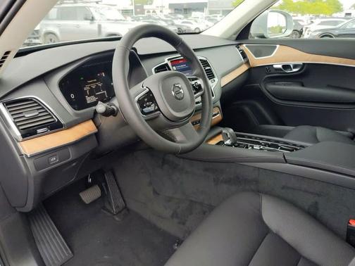 2025 Volvo XC90 B6 Plus 7-Seater