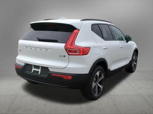 2025 Volvo XC40 B5 Plus Dark Theme