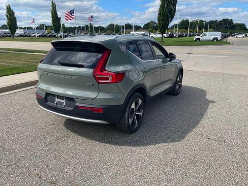 2023 Volvo XC40 B5 Plus Bright Theme