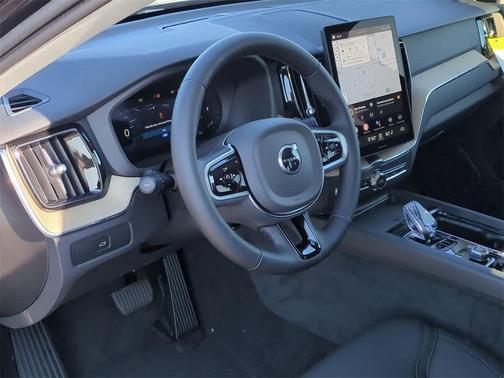 Onyx Black Metallic 2026 Volvo XC60 B5 Plus