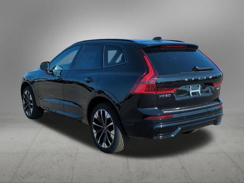 Onyx Black Metallic 2026 Volvo XC60 B5 Plus
