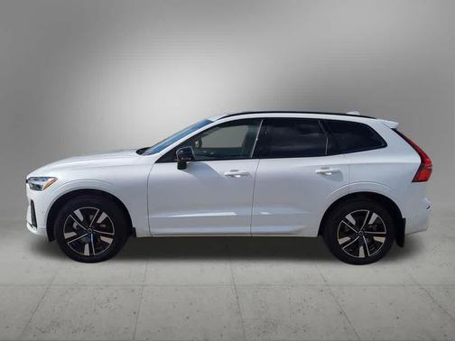 Crystal White Metallic 2026 Volvo XC60 B5 Plus