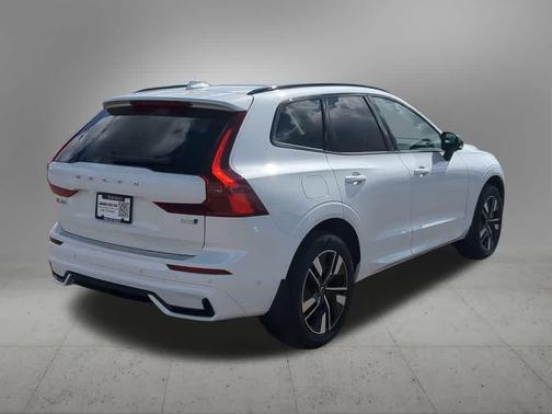 Crystal White Metallic 2026 Volvo XC60 B5 Plus