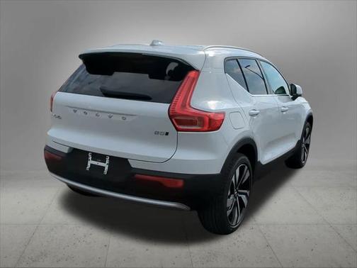 2025 Volvo XC40 B5 Ultra Bright Theme