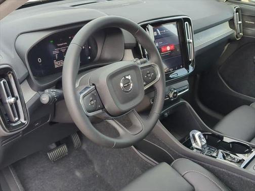 2025 Volvo XC40 B5 Ultra Bright Theme