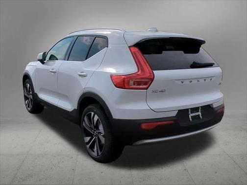 2025 Volvo XC40 B5 Ultra Bright Theme