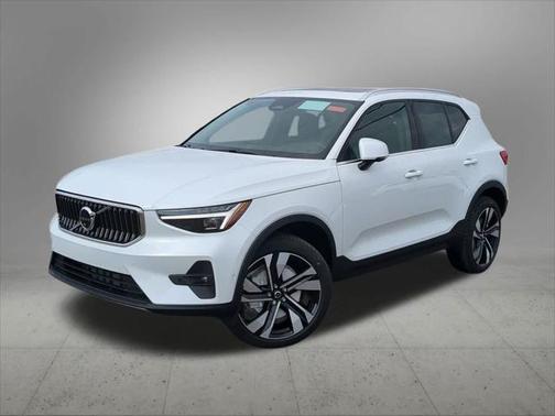 2025 Volvo XC40 B5 Ultra Bright Theme