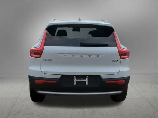 2025 Volvo XC40 B5 Ultra Bright Theme