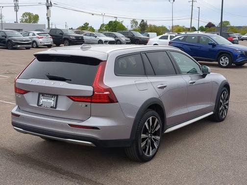 Aurora Silver 2026 Volvo V60 Cross Country Ultra, B5 AWD Gas (mild hybrid)