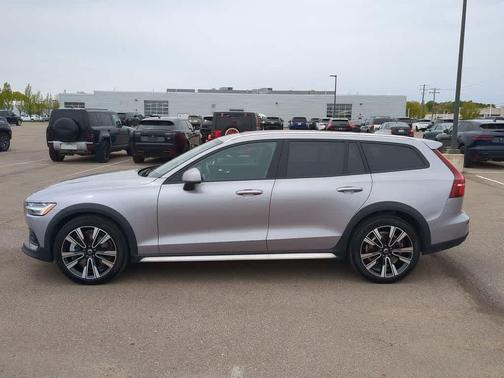 Aurora Silver 2026 Volvo V60 Cross Country Ultra, B5 AWD Gas (mild hybrid)