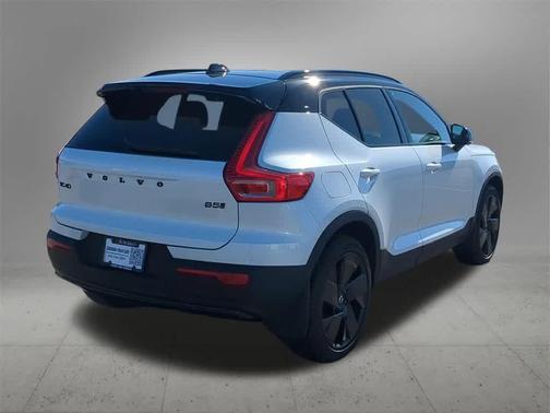 2026 Volvo XC40 Black Edition Ultra, B5 AWD Gas (mild hybrid)