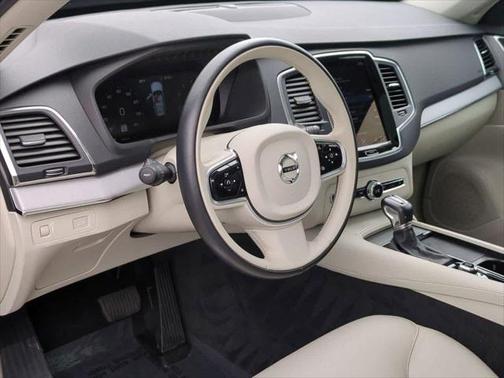 2022 Volvo XC90 T5 Momentum