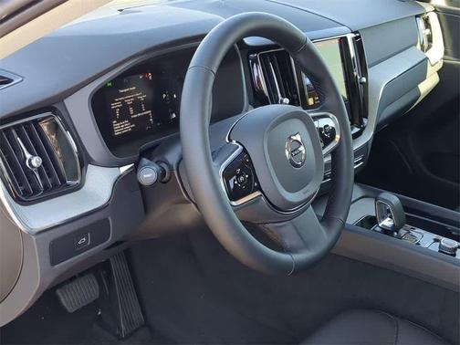 2025 Volvo XC60 Plus