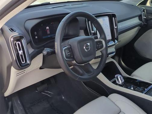 2024 Volvo XC40 B5 Plus Dark Theme