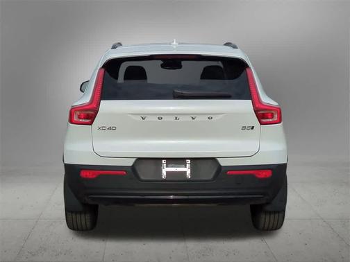 2024 Volvo XC40 B5 Plus Dark Theme