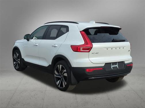2024 Volvo XC40 B5 Plus Dark Theme
