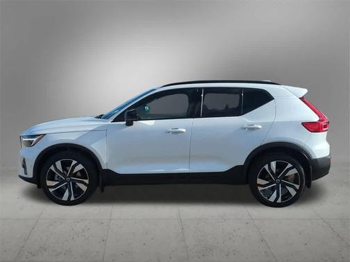 2024 Volvo XC40 B5 Plus Dark Theme