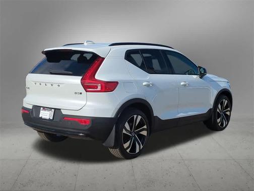 2024 Volvo XC40 B5 Plus Dark Theme