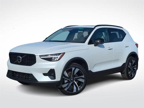 2024 Volvo XC40 B5 Plus Dark Theme