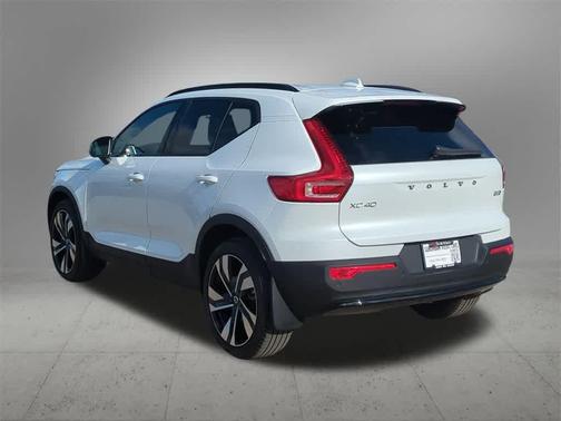 2024 Volvo XC40 B5 Plus Dark Theme