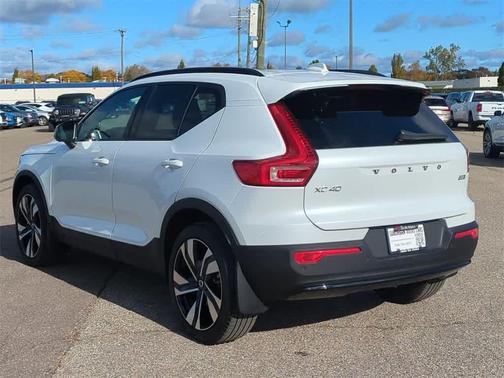 2024 Volvo XC40 B5 Plus Dark Theme