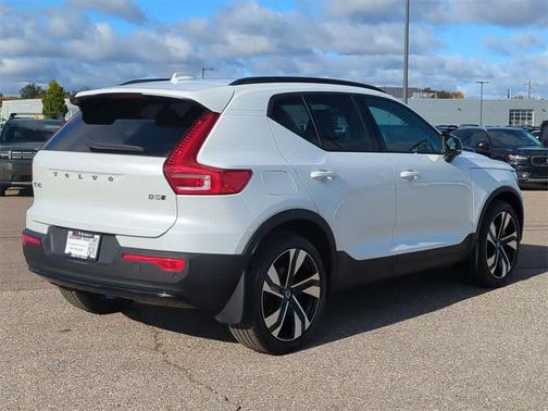 2024 Volvo XC40 B5 Plus Dark Theme