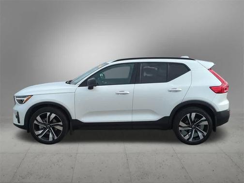 2024 Volvo XC40 B5 Plus Dark Theme