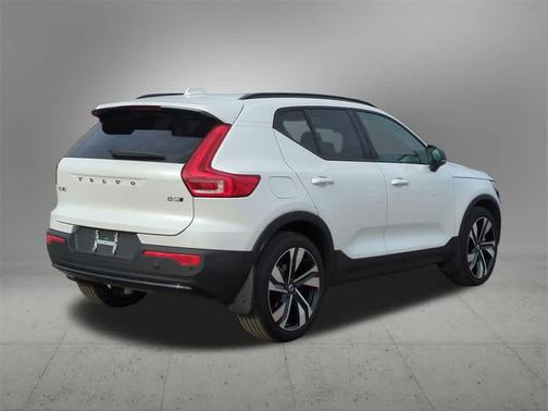 2024 Volvo XC40 B5 Plus Dark Theme