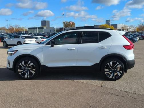 2024 Volvo XC40 B5 Plus Dark Theme