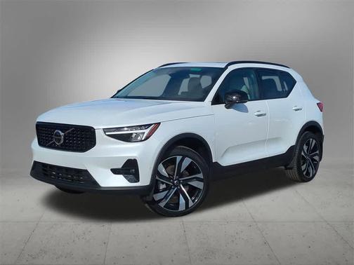 2024 Volvo XC40 B5 Plus Dark Theme