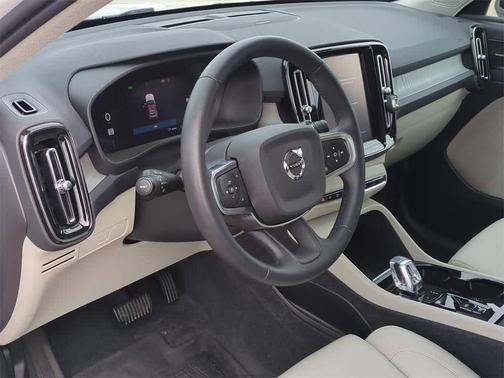2024 Volvo XC40 B5 Plus Dark Theme