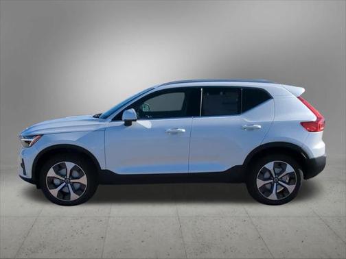 2025 Volvo XC40 B5 Core Bright Theme