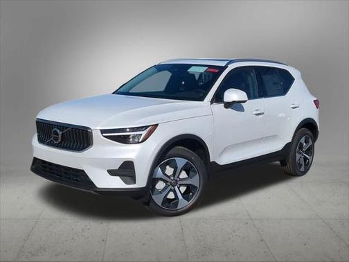 2025 Volvo XC40 B5 Core Bright Theme